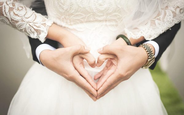 Ehepaar hält Hände in Herzform » Stefan Bitzer – Hochzeit